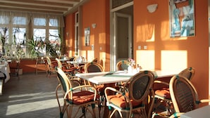 Free daily buffet breakfast - Hoffmanns Gästehaus (Thale)