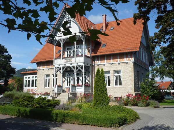 Front of property - Hoffmanns Gästehaus (Thale)
