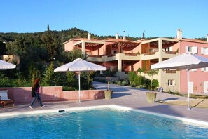 Outdoor pool - Astrolabe Hotel (Mantoudi-Limni-Agia Anna)