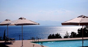 Terrace/patio - Astrolabe Hotel (Mantoudi-Limni-Agia Anna)