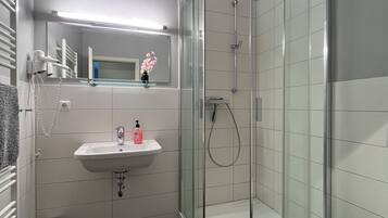 Comfort-Doppelzimmer | Badezimmer | Dusche, Handtücher