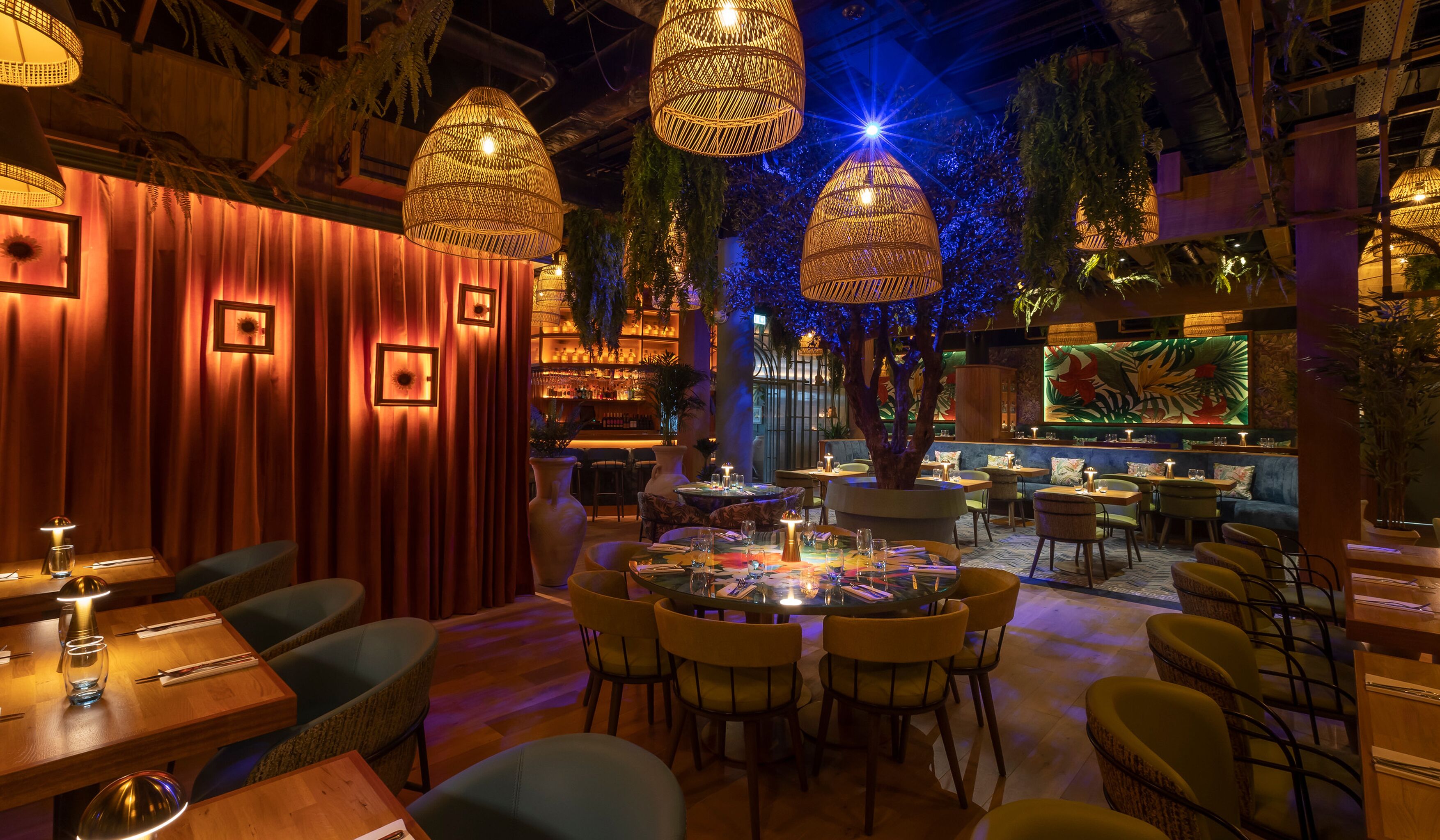 breakfast, lunch and dinner served