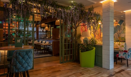 Café da manhã, almoço e jantar. Hyde Hotel (Formerly The Forster Court Hotel)