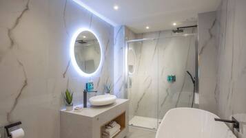 Suite superior | Baño | Artículos de higiene personal ecológicos, secador de pelo y toallas