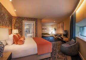 Jekyll & Hyde 2-bedroom Suite | In-room safe, iron/ironing board, free WiFi, bed sheets