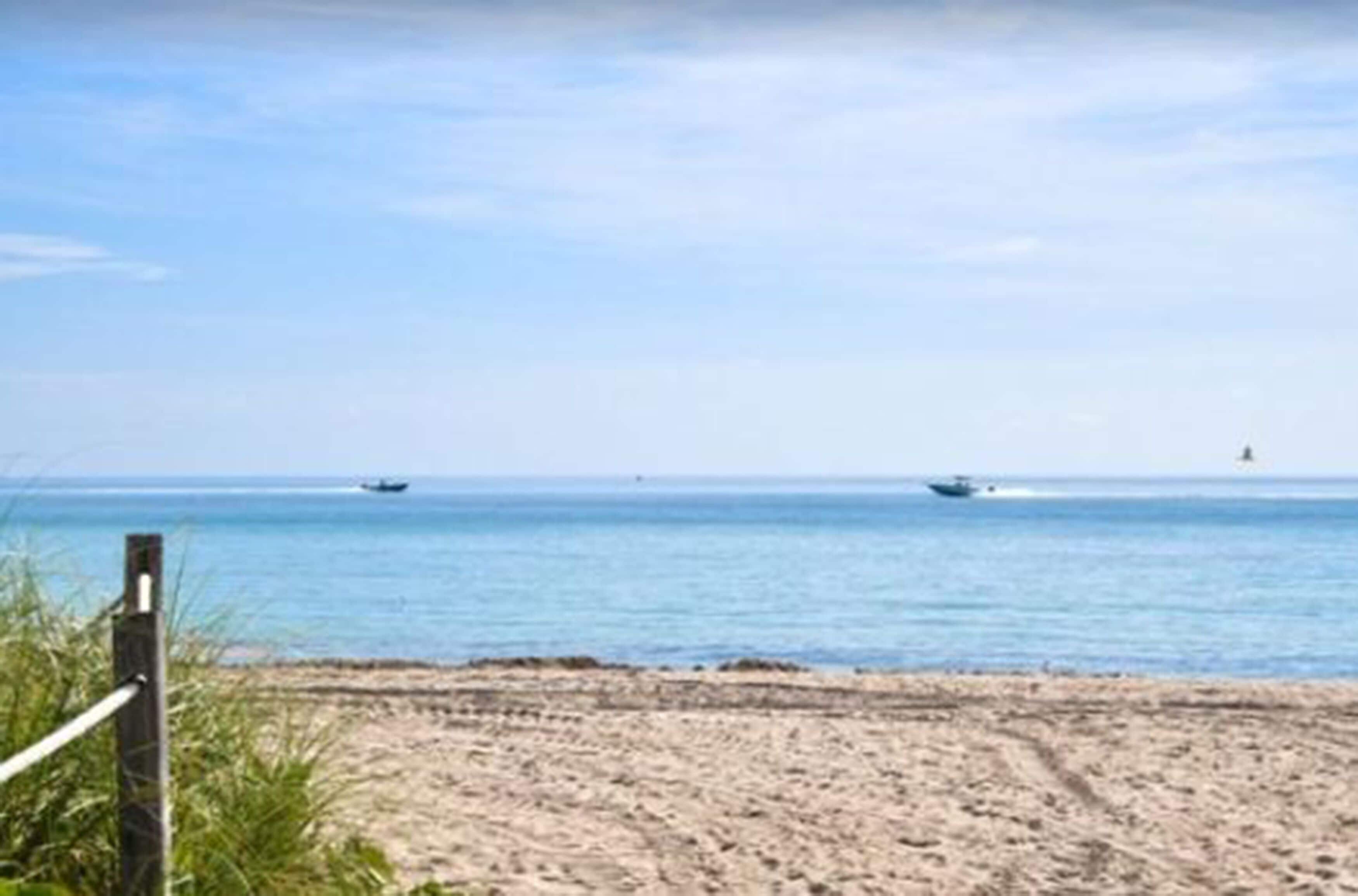 Ubicación cercana a la playa, arena blanca y sombrillas