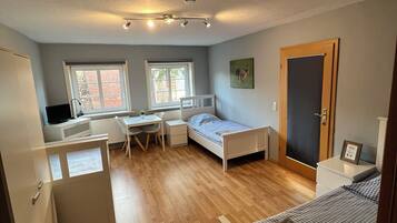 Basic-hus | 1 soveværelse, skrivebord, gratis Wi-Fi, sengetøj