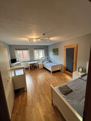 Basic House | Desk, free WiFi, bed sheets