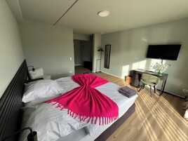 Escritorio, wifi gratis y ropa de cama 