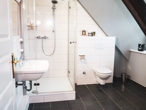 Classic Double Room | Bathroom | Shower, towels - Bett4you Peiner Hof (Prisdorf)