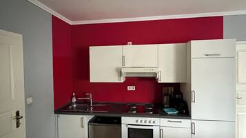 Refrigerador, horno, lavavajillas, utensilios de cocina