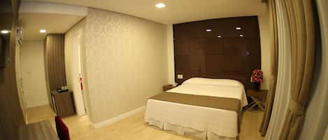 Chambre Deluxe (APARTAMENTO LUXO) | Literie de qualité, minibar, coffre-fort, bureau