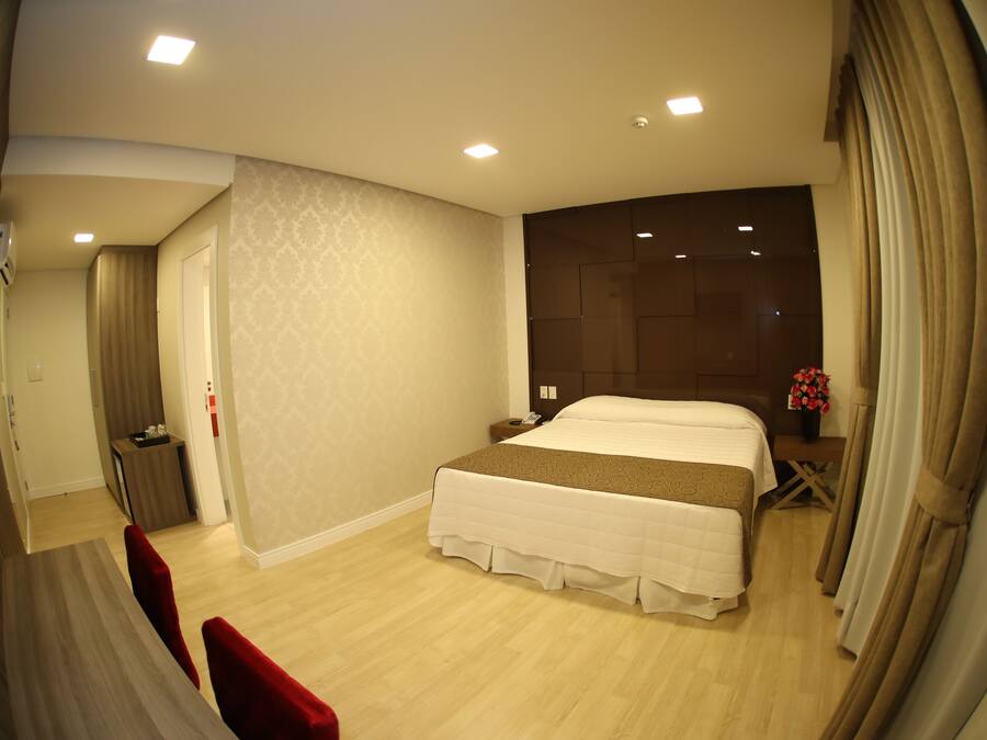 Rom – deluxe (APARTAMENTO LUXO) | Sengetøy av topp kvalitet, minibar, safe på rommet og skrivebord