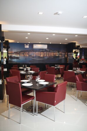 Se sirven cenas y cocina francesa