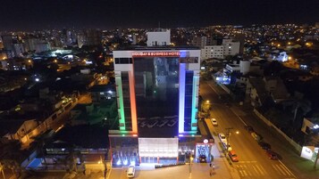 Fachada de la propiedad por la tarde o noche