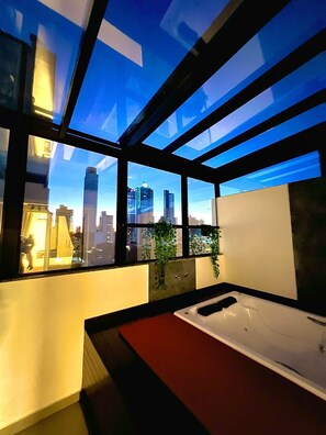 Ropa de cama de alta calidad, minibar, caja fuerte y escritorio