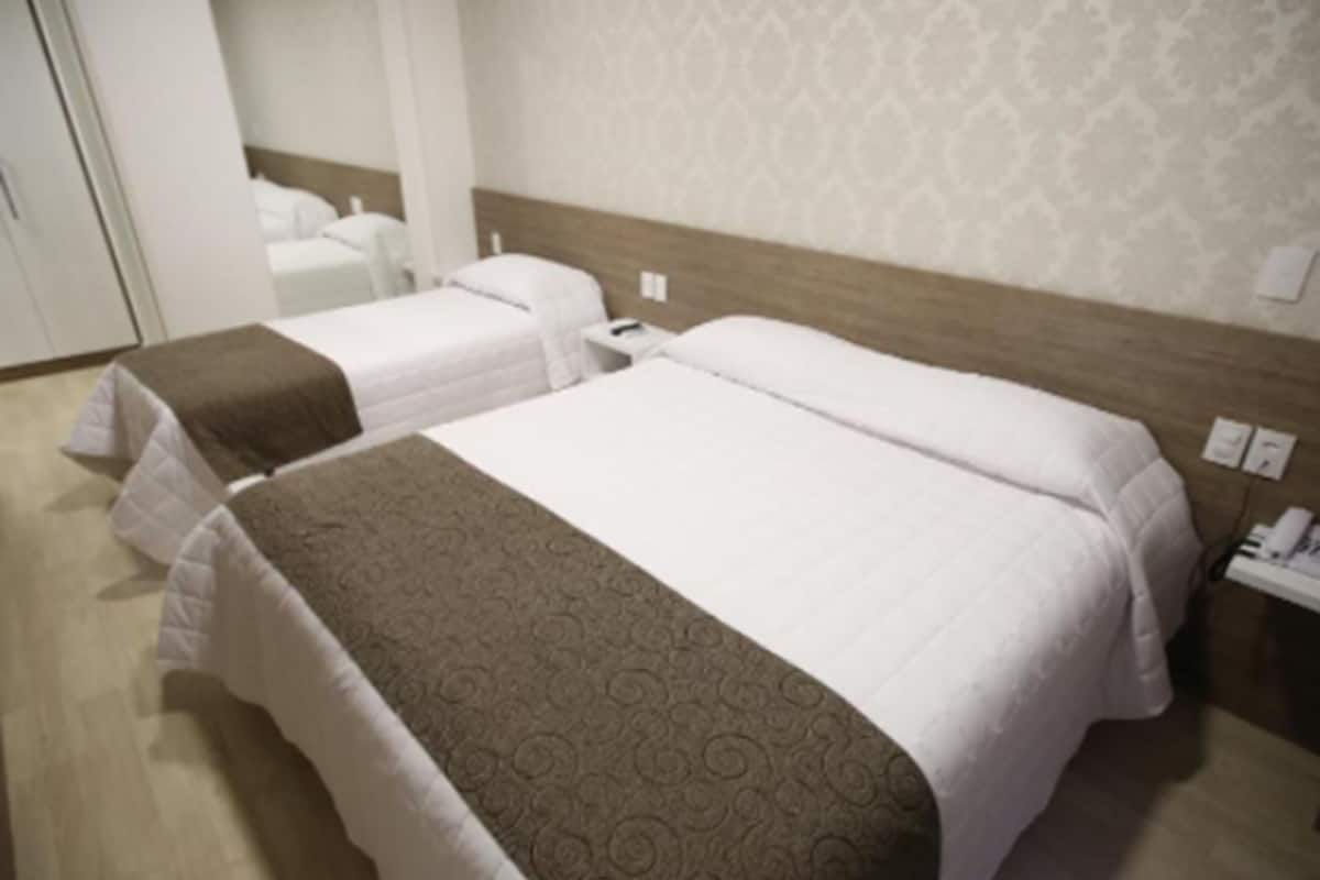 deluxe triple room (apartamento triplo casal) | 1 bedroom, premium bedding, minibar, in-room safe