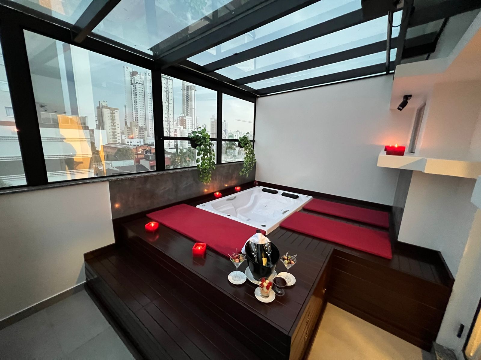 Ylelliset vuodevaatteet, minibaari, tallelokero huoneessa, työpöytä