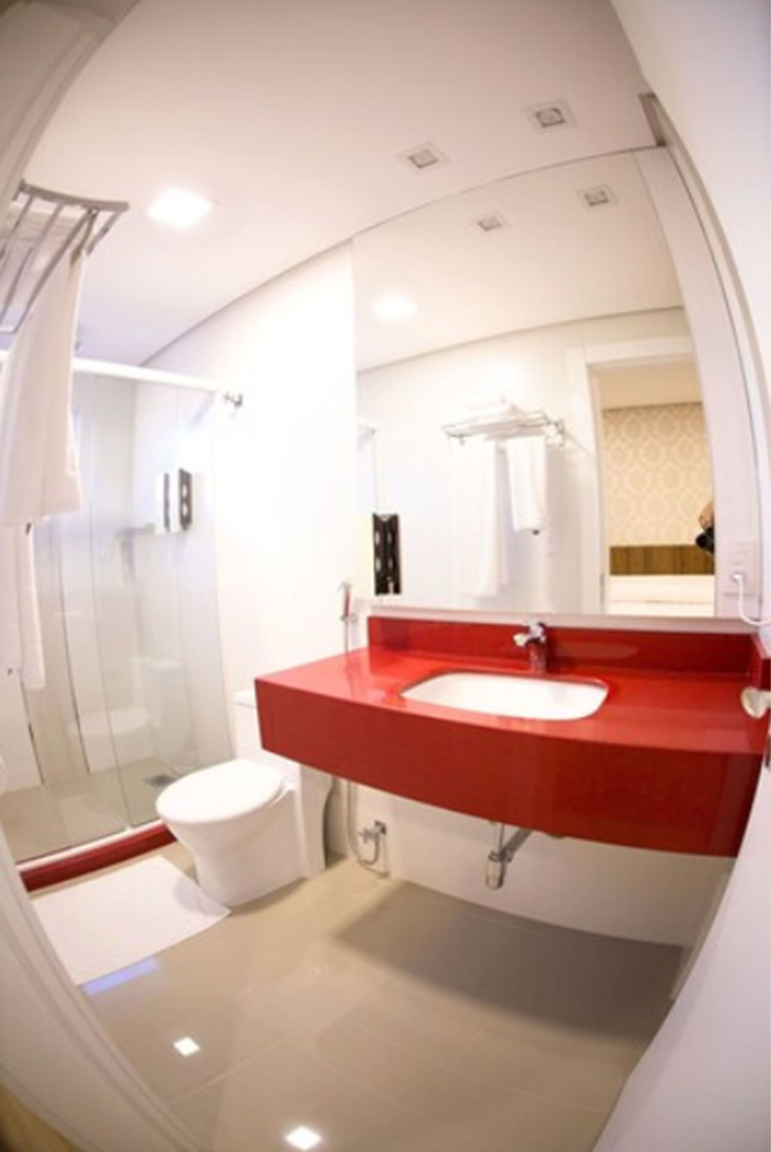 standard triple room (apartamento triplo solteiro) | bathroom | free toiletries, hair dryer, towels, soap