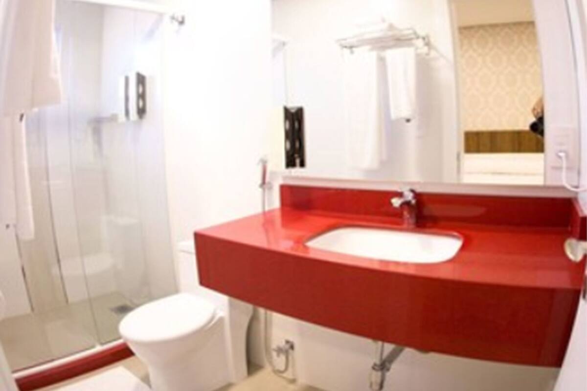 standard triple room (apartamento triplo solteiro) | bathroom | free toiletries, hair dryer, towels, soap