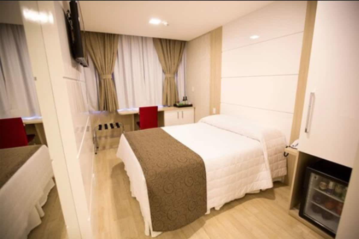 Luxe beddengoed, een minibar, een kluis op de kamer, een bureau
