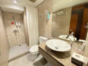 Shower, free toiletries, hair dryer, slippers - Hotel Gunawangsa MERR (Surabaya)