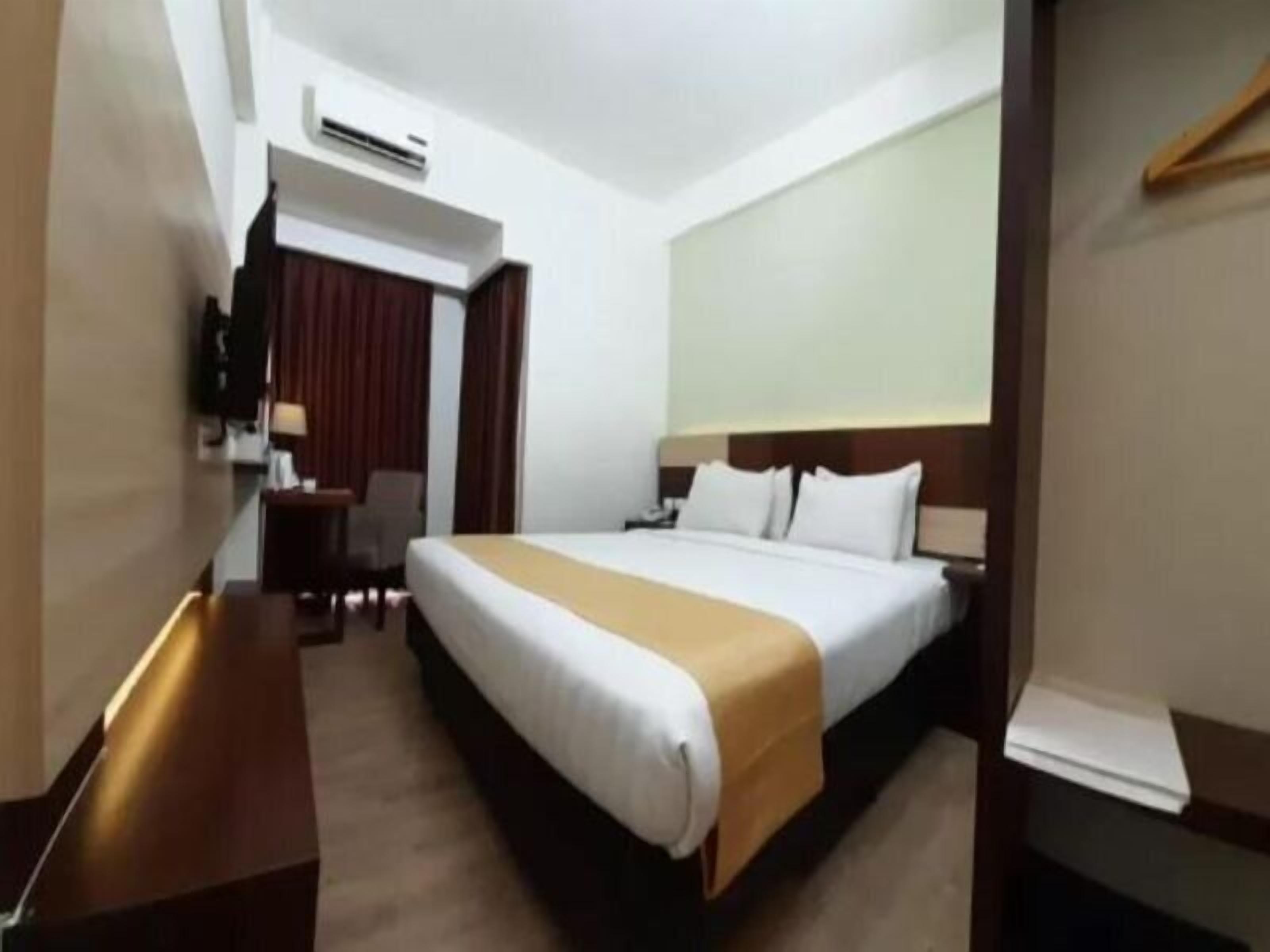 Minibar, brankas, meja kerja, dan Wi-Fi gratis