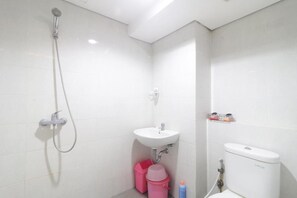 Dutxa, articles de tocador gratuïts, assecador de cabells i sabatilles