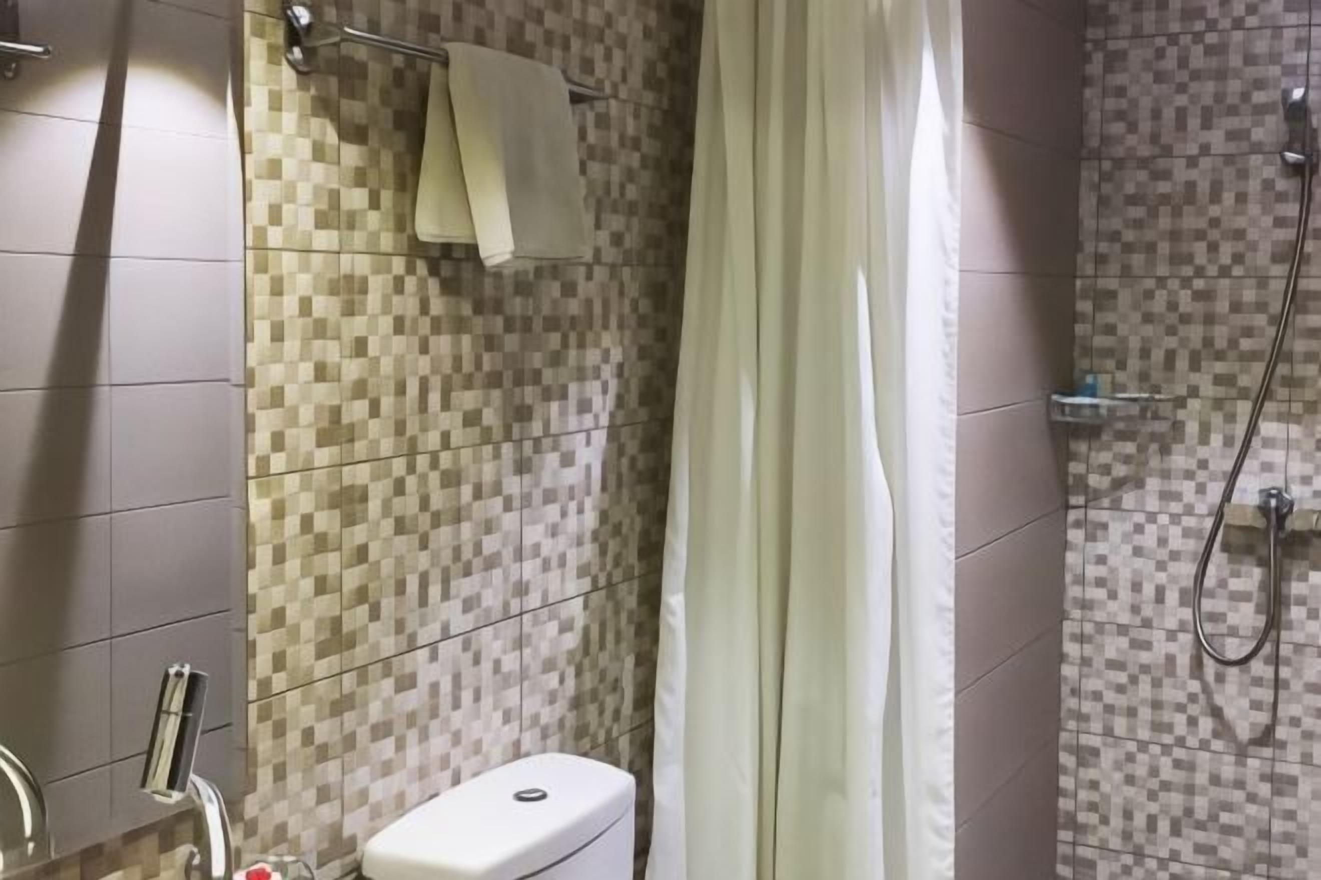 Kylpyhuone | Suihku, ilmaiset hygieniatuotteet, hiustenkuivaaja, tohvelit