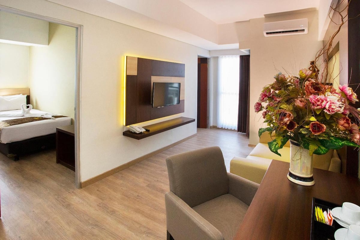 Minibar, in-room safe, desk, free WiFi