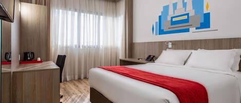 Minibar, coffres-forts dans les chambres, bureau