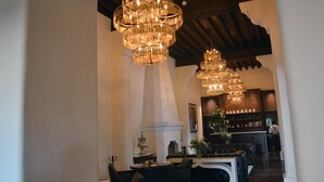 A lobby with a grand chandelier, a fireplace, and a seating area. - Hotel Casa Blanca 7 (San Miguel de Allende)