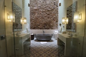 Grand suite, 1 kingsize bed | Badkamer | Een douche, een regendouche, gratis toiletartikelen, een haardroger