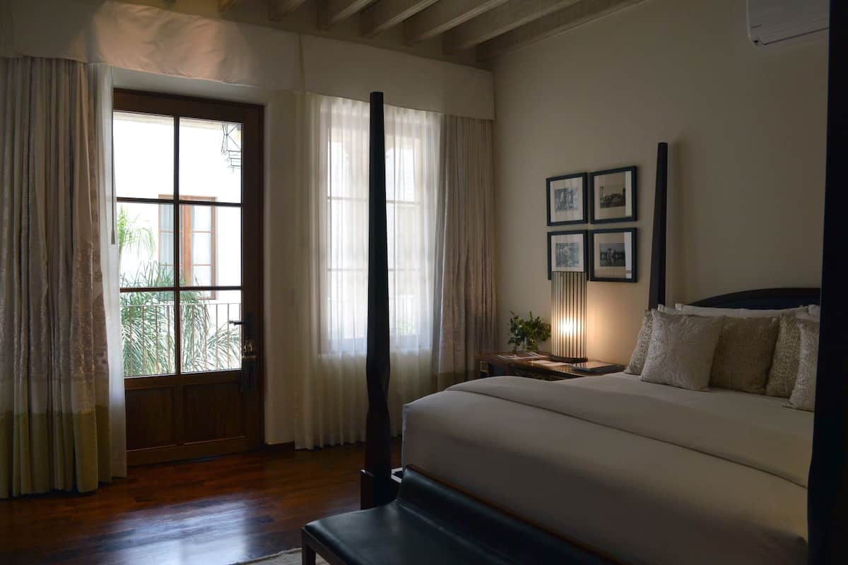 signature suite, 1 king bed | premium bedding, minibar, in-room safe, desk