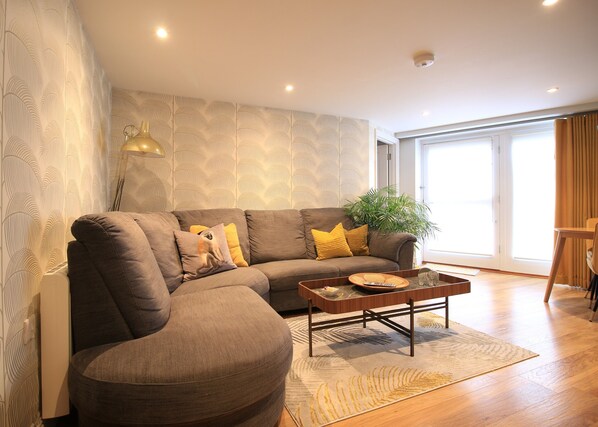 Apartment, Ensuite, Garden View | Lounge