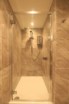 Apartment, Ensuite, Garden View | Bathroom - Streamside Apartments (Yeovil)