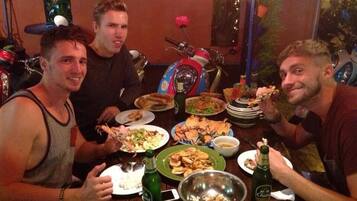 Se sirven desayunos, almuerzos y cenas; cocina tailandesa