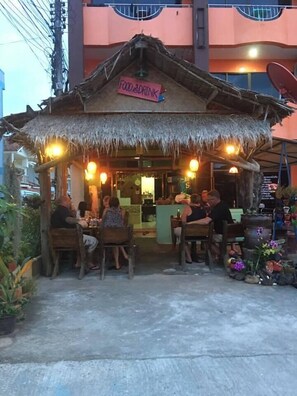 供應早餐、午餐和晚餐，泰國料理