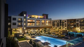 Una piscina al aire libre, una piscina climatizada, sombrillas