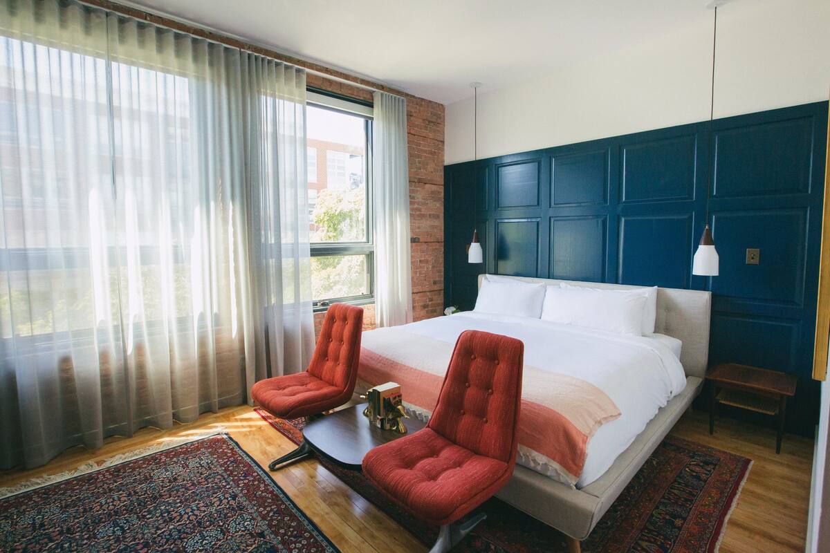 Room, 1 King Bed (Bellow) | Premium bedding, desk, soundproofing, iron/ironing board (on request)