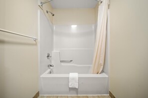 Chambre Standard, 2 grands lits, réfrigérateur et four à micro-ondes | Literie de qualité, bureau, fer et planche à repasser