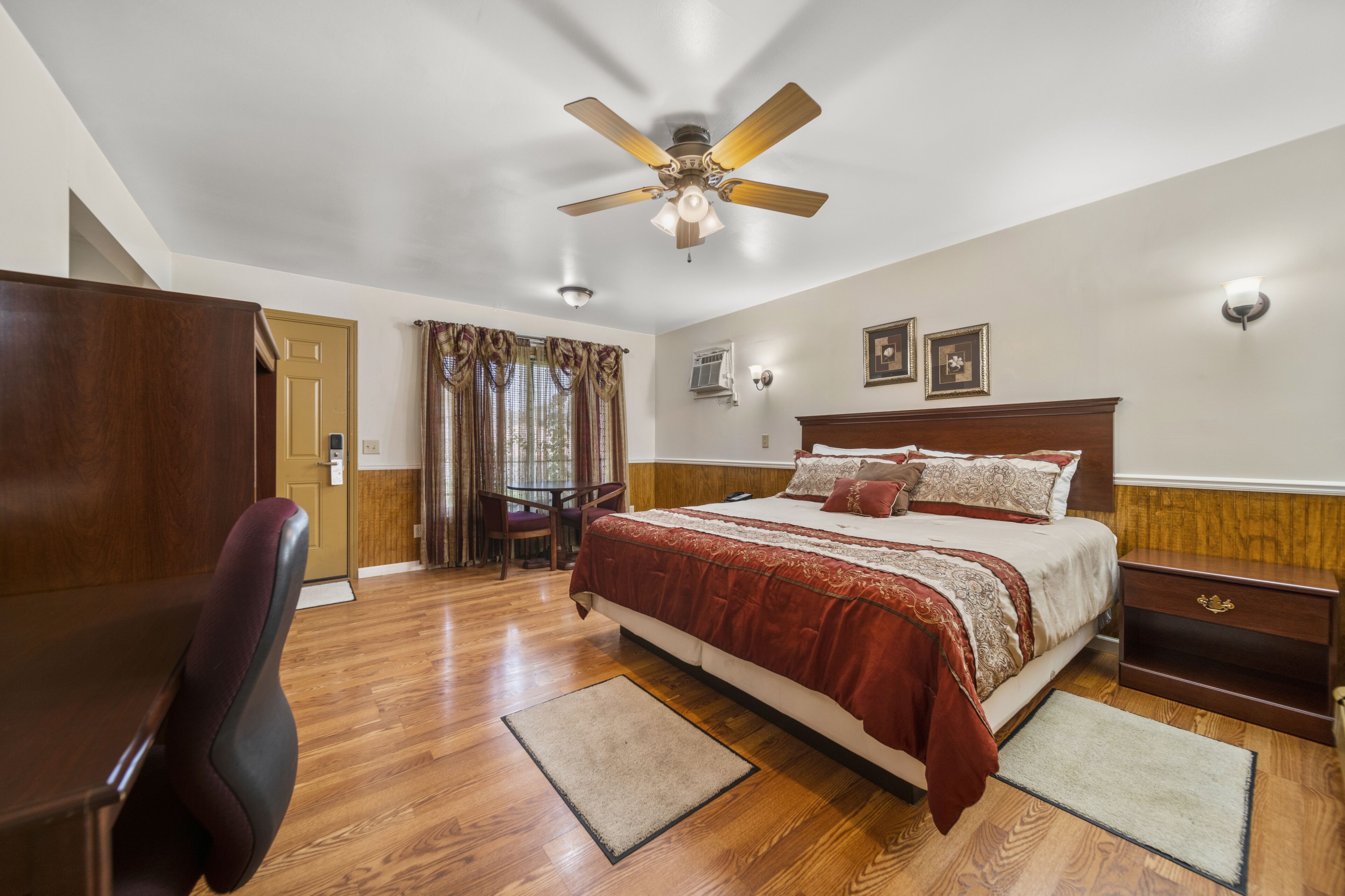 Suite, Multiple Beds, Jetted Tub | Premium bedding, desk, iron/ironing board, rollaway beds