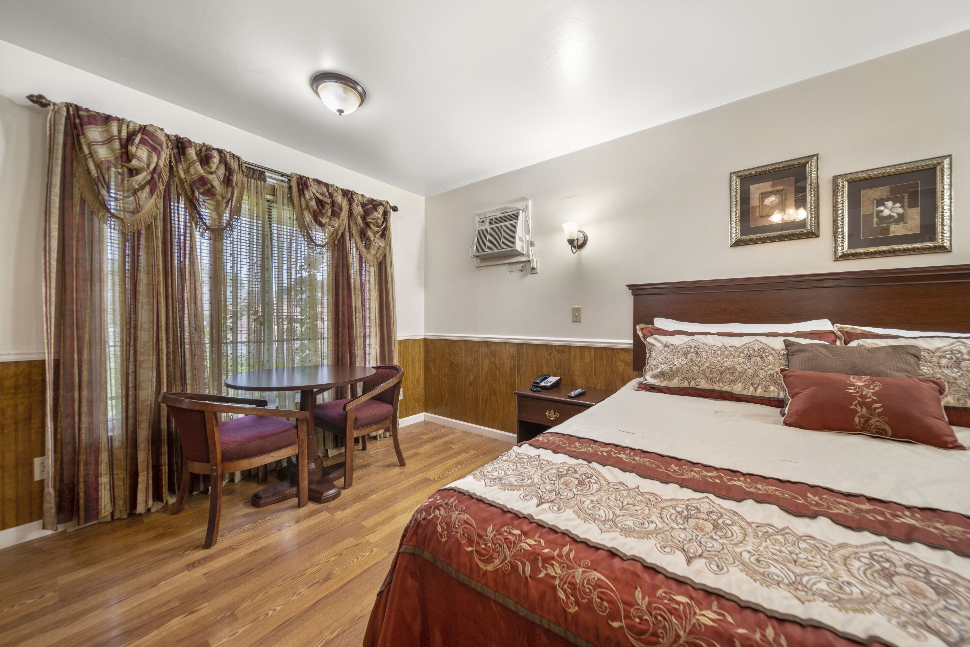 suite, multiple beds, jetted tub | premium bedding, desk, iron/ironing board, rollaway beds