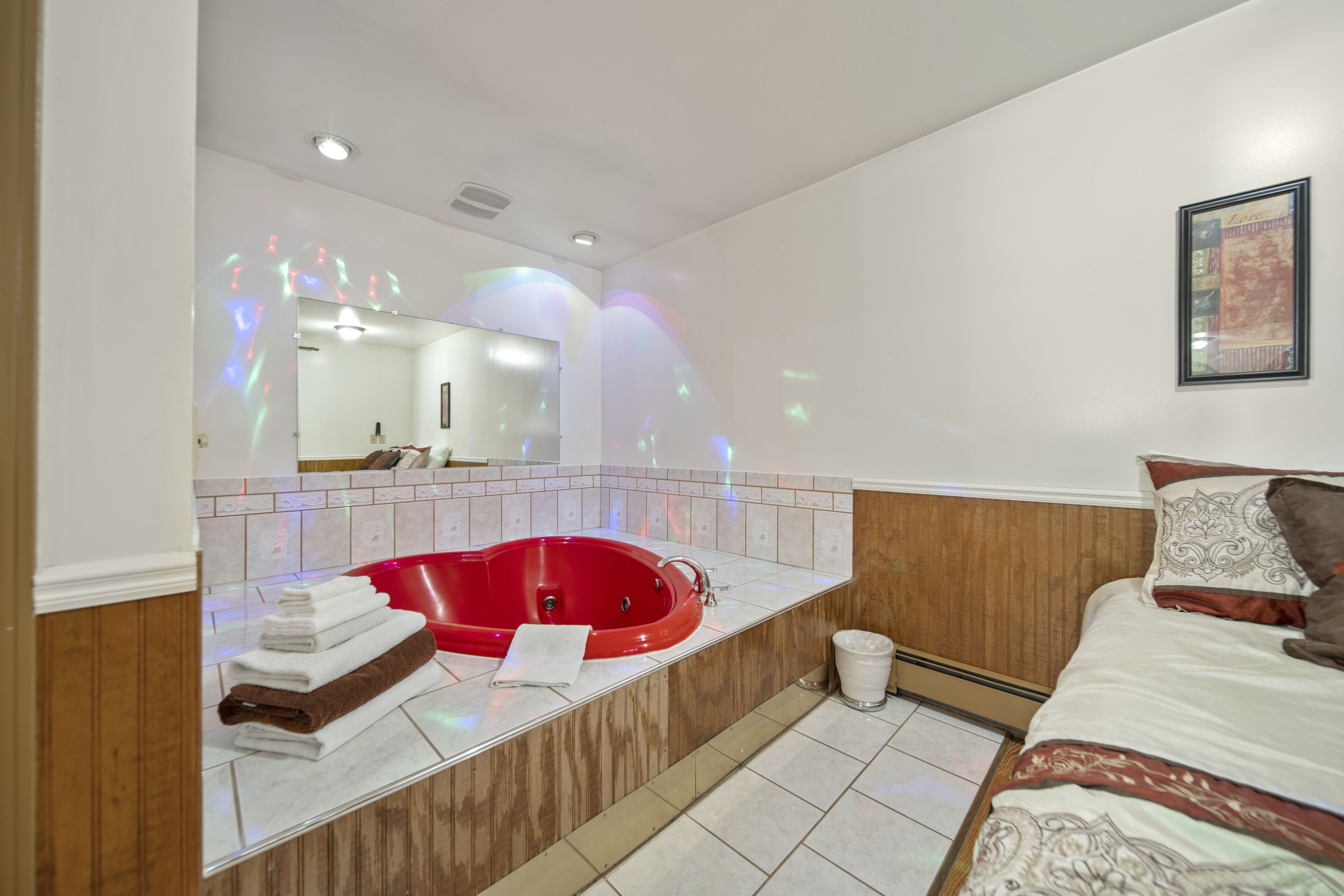 suite, multiple beds, jetted tub | jetted bathtub