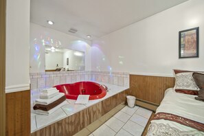 Suite, Multiple Beds, Jetted Tub | Jetted bathtub - Kingsway Inn (Caro)
