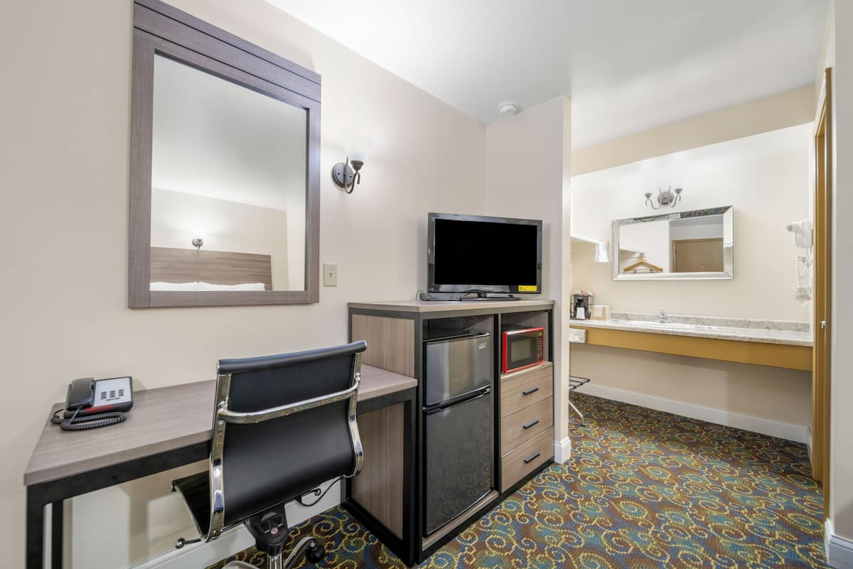 standard room, 1 king bed, refrigerator & microwave | premium bedding, desk, iron/ironing board, rollaway beds