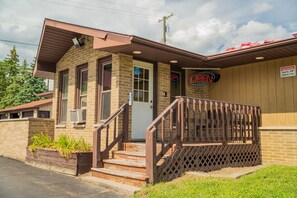 Exterior - Kingsway Inn (Caro)