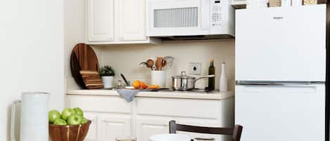 Full-sized fridge, microwave, stovetop