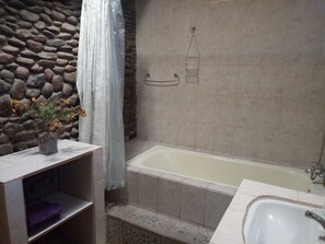 Standard Room, Multiple Beds, Private Bathroom | Deep soaking bathtub - Rey Lagarto Hostel (San Pedro de Atacama)