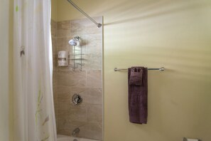 基础复式房 | 浴室 | 淋浴设施、免费洗浴用品、吹风机、毛巾